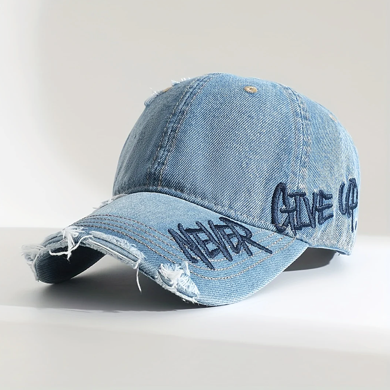 Cappellino da baseball in denim distressed con ricamo "Never Give Up"