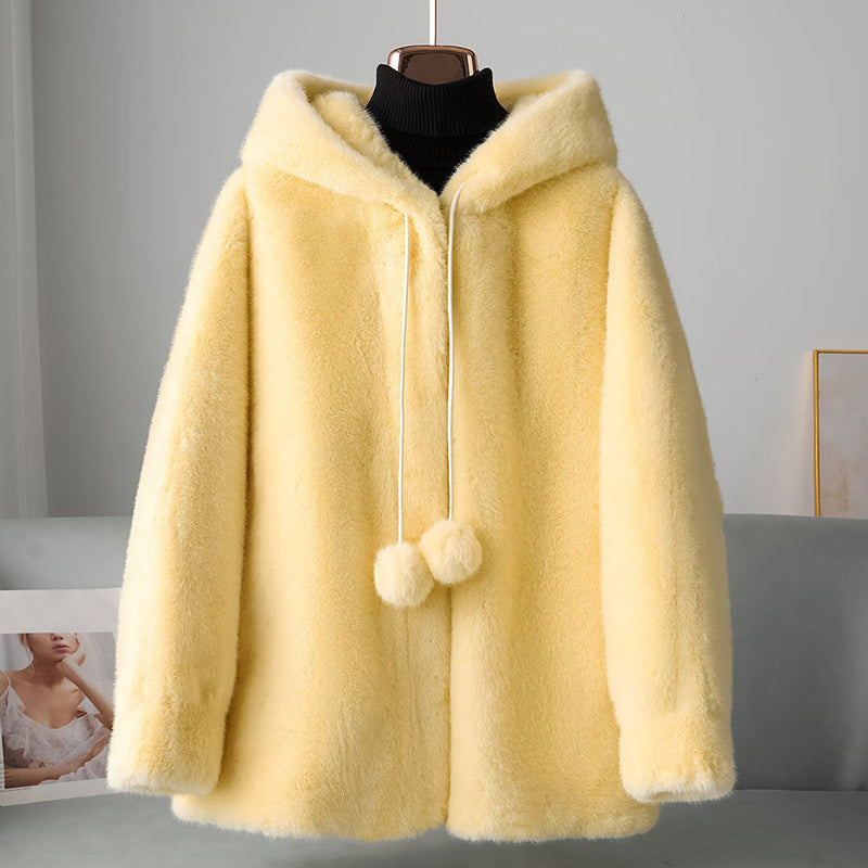 Cappotto con cappuccio in pelliccia sintetica per donne con dettagli a pompon