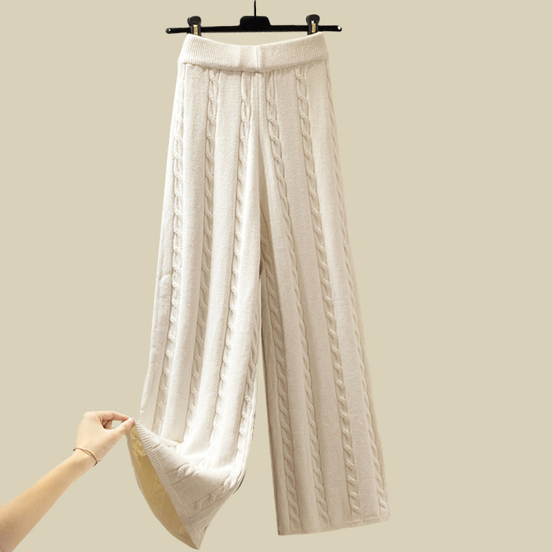 Set di pantaloni a maglia, maglione e gilet imbottito da donna