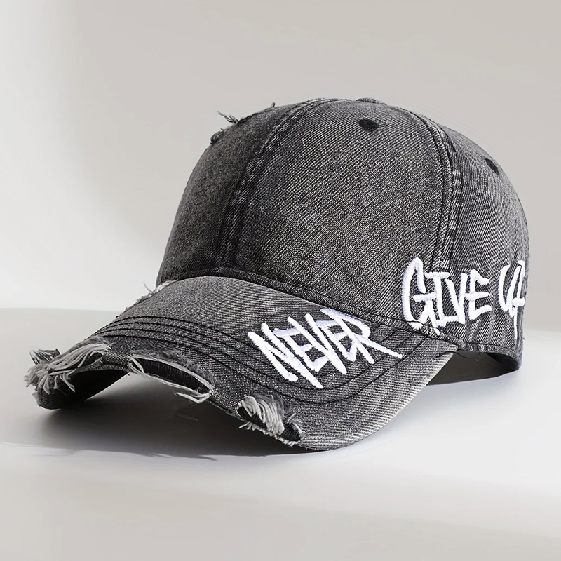 Cappellino da baseball in denim distressed con ricamo "Never Give Up"